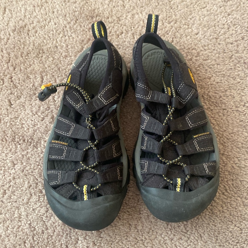 Keen Hiking closed toe sandals/shoes